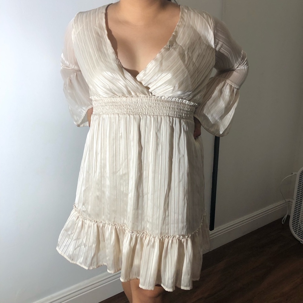 Emma & Michele satin cream dress Size M flowy lightweight long sleeve